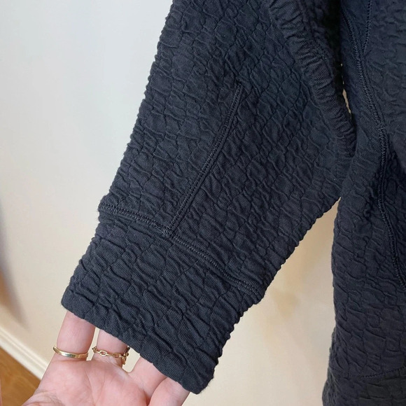 NWOT Lululemon|| Rippled V-Neck Pullover in Black Size 4 - Picture 9 of 11